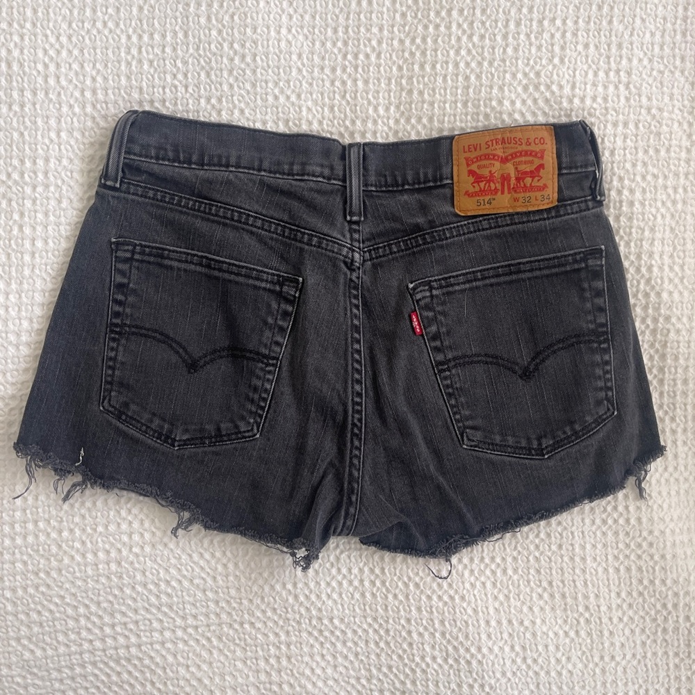 LEVI’S 514 Black Cut-off Jean Shorts 
W: 32
L: 34
